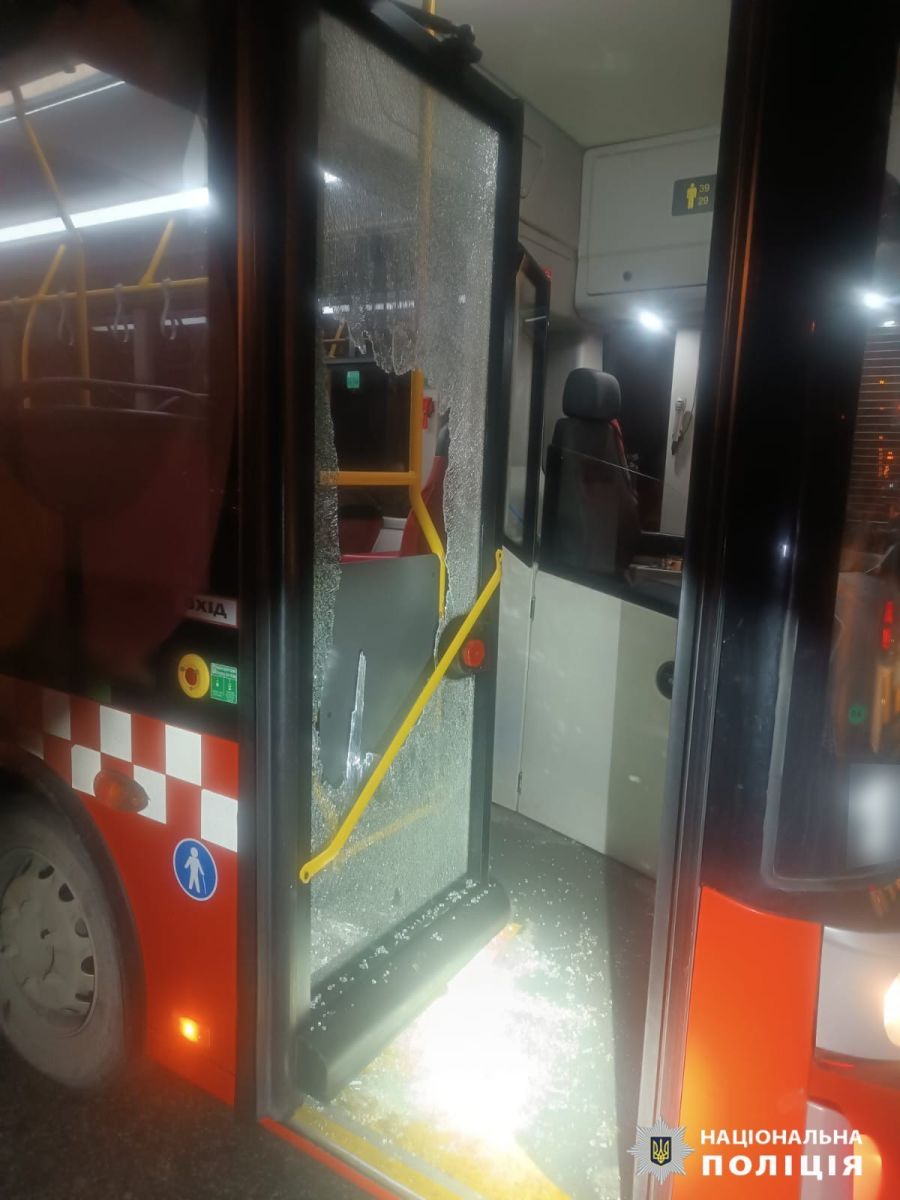 Стріляли по міських автобусах дебошири: Новини Харкова